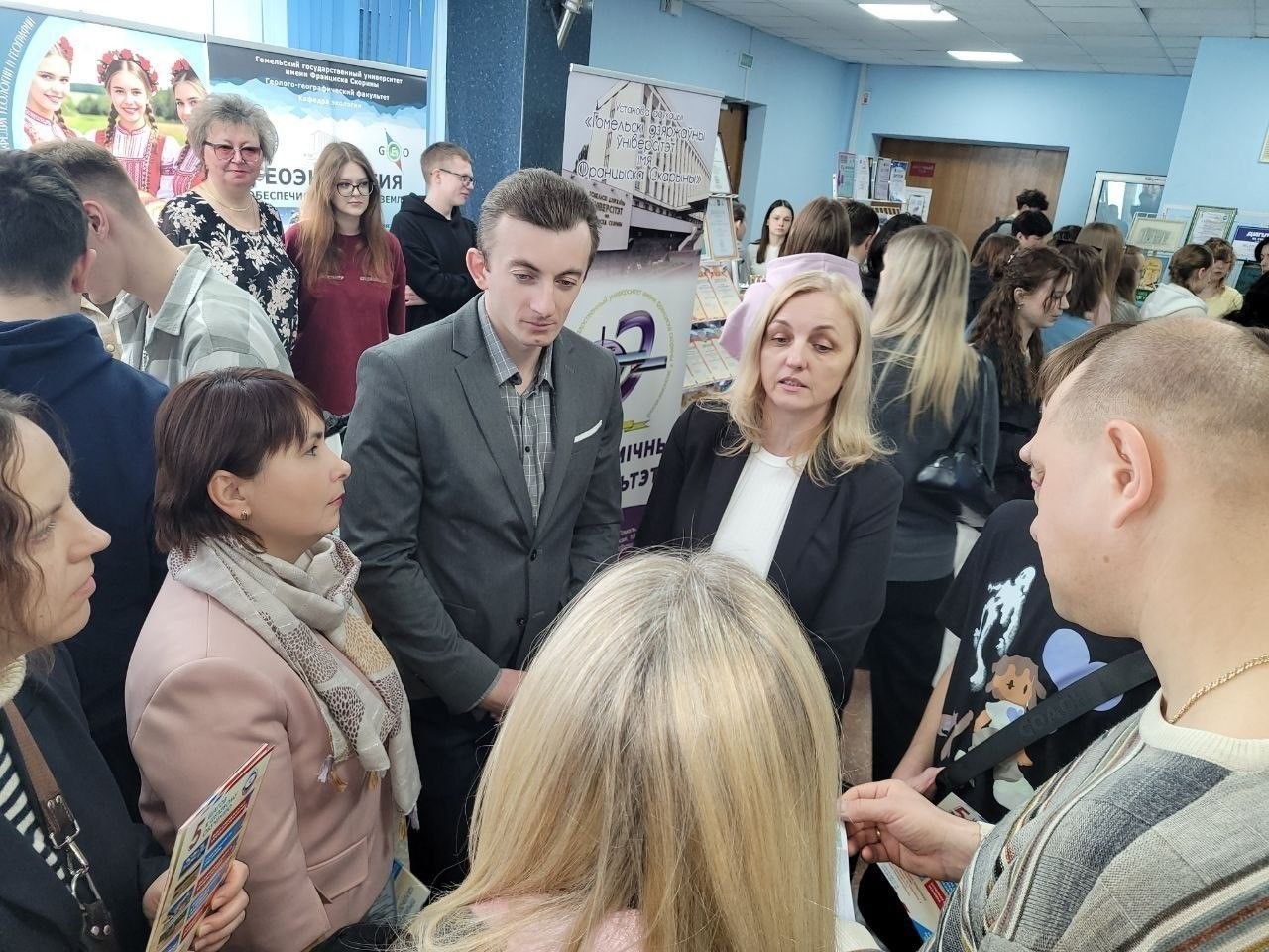 Сотрудники НПЦ по геологии представили программу целевой подготовки геологов. Рассказали об условиях труда в филиалах предприятия, карьерном росте, дальнейшем обучении в магистратуре и аспирантуре.  Н